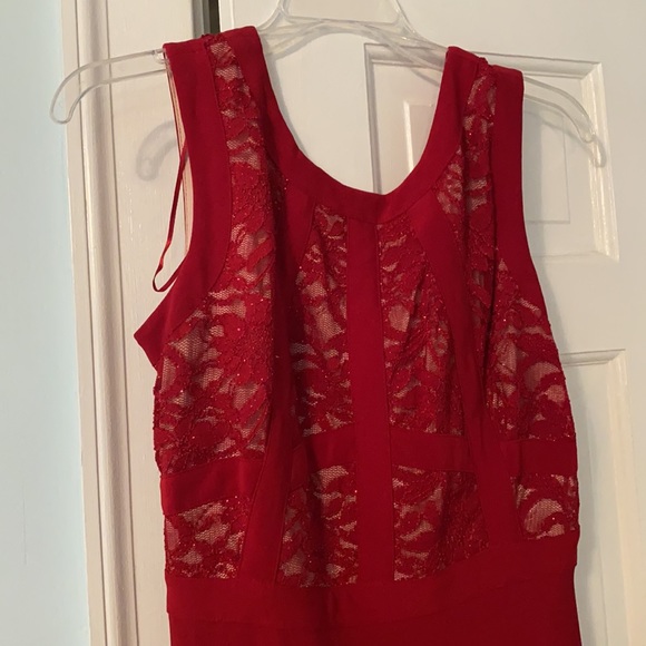 Beautiful fancy long red dress with tasteful slit - Picture 2 of 5